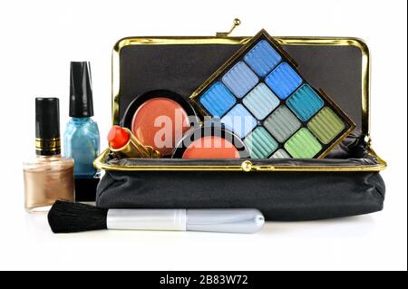 Sac de maquillage ouvert avec assortiment de cosmétiques isolés sur un fond blanc Banque D'Images