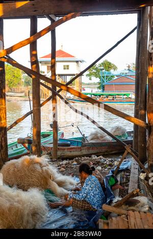 Le village flottant de Kampong Phluk, Cambodge. Banque D'Images