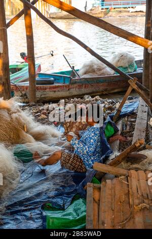 Le village flottant de Kampong Phluk, Cambodge. Banque D'Images
