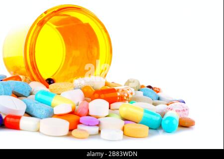Flacon comprimé avec des médicaments débordant de blanc Banque D'Images