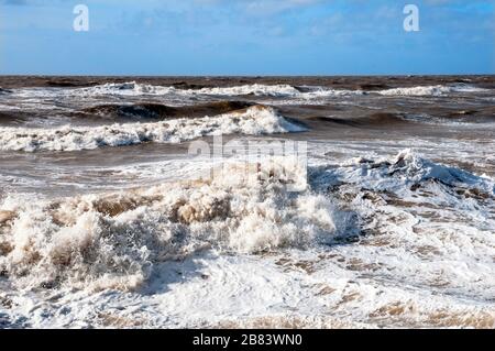 De grandes vagues ou des rouleaux qui viennent à terre à marée haute à South Promenade Blackpool Lancashire Angleterre Royaume-Uni Banque D'Images