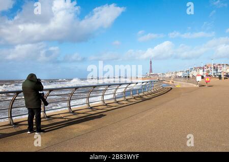 Homme prenant une photo de mer agitée, Blackpool Tower et Central Pier de South Promenade Blackpool Lancashire Angleterre Royaume-Uni Banque D'Images