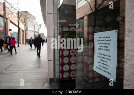 Les panneaux associés au coronavirus dans les vitrines de magasins, tandis que les détaillants du Royaume-Uni ferment Banque D'Images