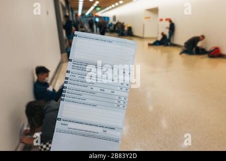 Cartes d'arrivée spécifiques à la VID19 récemment révisées données aux passagers arrivant à l'aéroport international d'Auckland, Nouvelle-Zélande, pendant la pandémie Banque D'Images