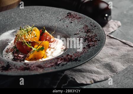 Salade de Strachatella aux poivrons et aux fraises. Vue sur le dessus, belle table, belle portion, cuisine italienne traditionnelle, fond gris, copie Banque D'Images