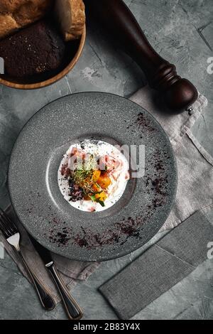 Salade de Strachatella aux poivrons et aux fraises. Vue sur le dessus, belle table, belle portion, cuisine italienne traditionnelle, fond gris, copie Banque D'Images