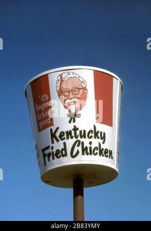 Signe vintage Kentucky Fried poulet seau avec des œuvres d'art originales représentant le Colonel Sanders original. ÉTATS-UNIS. Banque D'Images