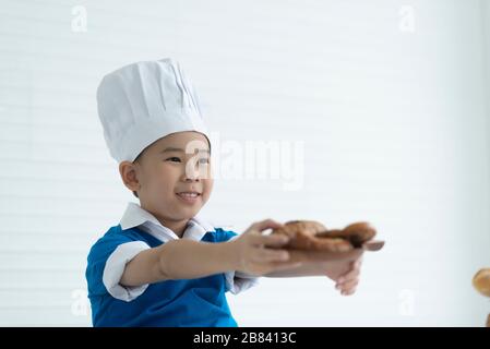 Les enfants profitent de cours de cuisine Banque D'Images