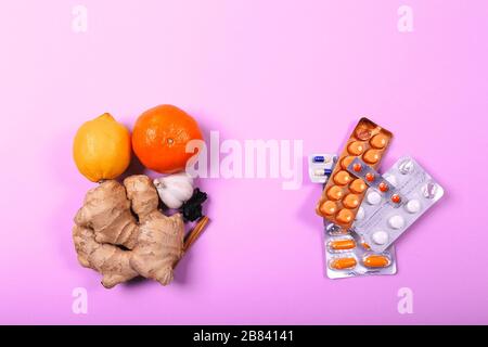 Médecine naturelle VS médecine chimique. L'alternative santé soins sur fond rose. Banque D'Images