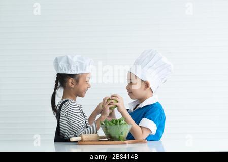 Les enfants profitent de cours de cuisine Banque D'Images