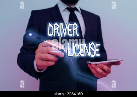 Écriture manuelle conceptuelle montrant la licence de conducteur. Concept signifiant document permettant à une démonstration de conduire un véhicule à moteur Banque D'Images