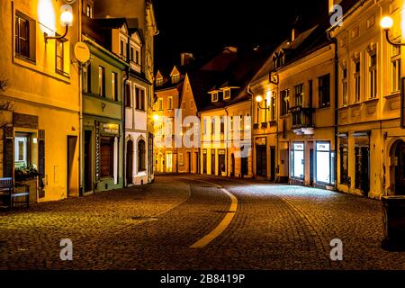 Vue de nuit sur une ville Loket et le château de Loket (Hrad Loket, Burg Elbogen), château imprégnable sur un rocher massif, illuminé par des lampes de rue. spo Tourist Banque D'Images