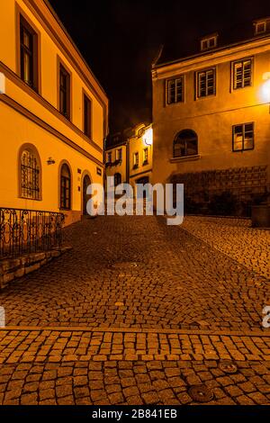 Vue de nuit sur une ville Loket et le château de Loket (Hrad Loket, Burg Elbogen), château imprégnable sur un rocher massif, illuminé par des lampes de rue. spo Tourist Banque D'Images