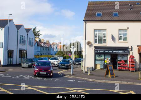 19 mars 2020 circulation routière dans la région de Ballyholme Village sur la route Groomsport Bangor County Down Northern Ireland un après-midi lumineux au printemps Banque D'Images