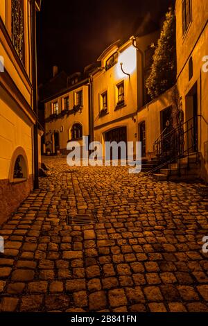 Vue de nuit sur une ville Loket et le château de Loket (Hrad Loket, Burg Elbogen), château imprégnable sur un rocher massif, illuminé par des lampes de rue. spo Tourist Banque D'Images