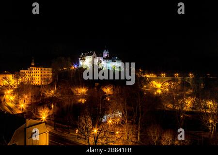 Vue de nuit sur une ville Loket et le château de Loket (Hrad Loket, Burg Elbogen), château imprégnable sur un rocher massif, illuminé par des lampes de rue. spo Tourist Banque D'Images