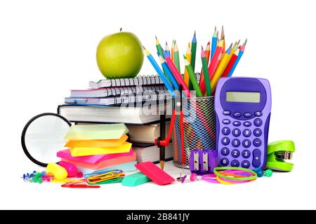 Livres et un assortiment coloré de fournitures scolaires isolés sur un fond blanc Banque D'Images