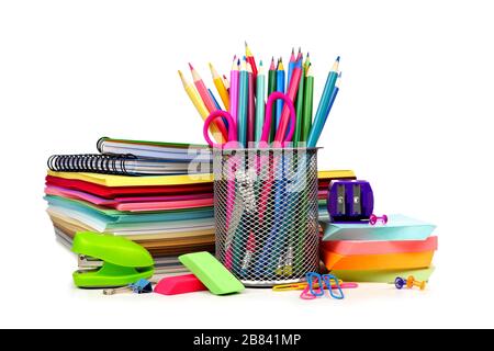 Groupe de fournitures scolaires colorées isolées sur un fond blanc Banque D'Images