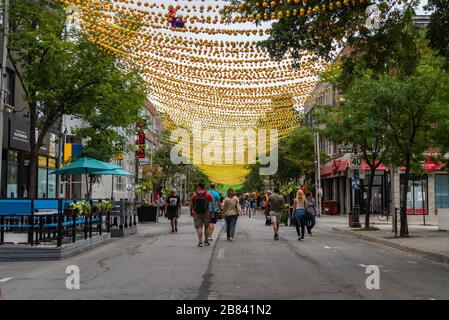 Québec, Canada le 3 septembre 2018 : belle rue jaune colorée décorée au Village gay de Montréal QC Canada Banque D'Images