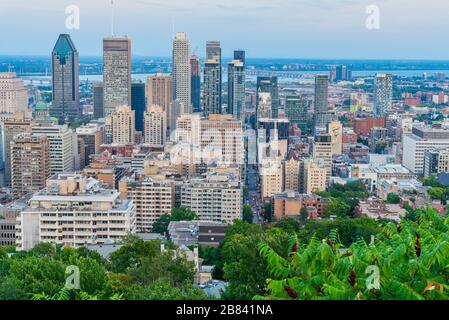 Québec, Canada le 3 septembre 2018 : vue imprenable sur la ligne Skyline de Montréal depuis le mont Royal à Montréal QC Canada Banque D'Images