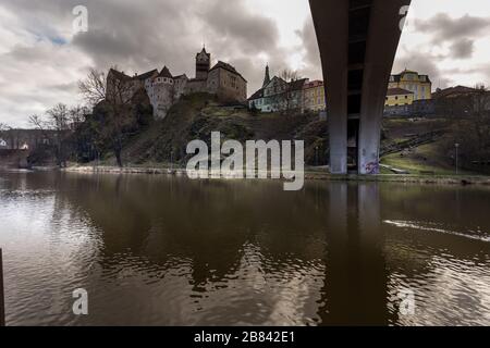 Vue sur la ville de Loket avec château royal médiéval près de Karlovy Vary Resort en Tchéquie Banque D'Images