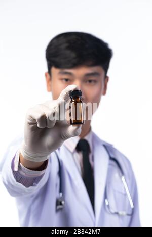 scientifique avec équipement et expériences scientifiques, verrerie de laboratoire contenant du liquide chimique pour la conception ou la décoration de la science ou d'autres votre contenu Banque D'Images