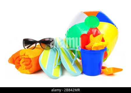 Groupe d'objets de plage d'été colorés isolés sur un fond blanc Banque D'Images