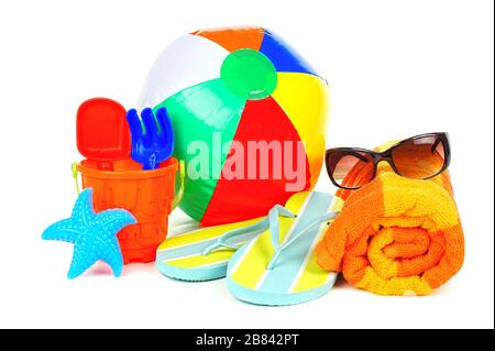 Accessoires de plage, serviette, boule, tongs, lunettes de soleil et jouets isolés sur blanc Banque D'Images