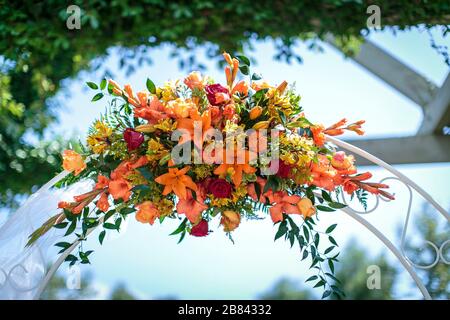 Lilas, roses et diverses décorations de bouquet de fleurs sur un treillis de mariage Banque D'Images