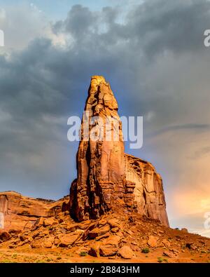 Nuages sombres au-dessus du pouce, une formation massive de Red Sandstone dans Monument Valley un parc tribal Navajo à la frontière de l'Utah et de l'Arizona, États-Unis Banque D'Images