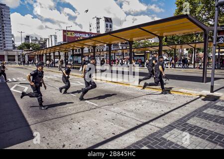 Buenos Aires, capitale fédérale, Argentine. 19 mars 2020. Au milieu de la psychose causée par la pandémie causée par le coronavirus, les agences de sécurité argentines ont arrêté un groupe de personnes, des travailleurs de l'économie informelle, qui essayaient de fermer l'avenue Pueyrredon pour protester contre les mauvais traitements infligés à une amie féminine. Crédit: Roberto Almeida Aveledo/ZUMA Wire/Alay Live News Banque D'Images