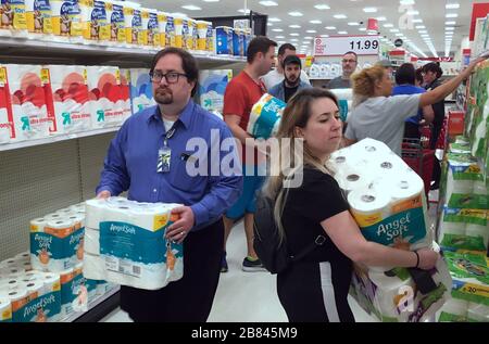 Orlando, États-Unis. 19 mars 2020. Les clients se précipitent pour acheter du papier toilette dans un magasin Target pendant les achats de panique. Les gens font le stock de produits alimentaires et d'hygiène personnelle en réponse à la pandémie de coronavirus (COVID-19). Crédit: SOPA Images Limited/Alay Live News Banque D'Images