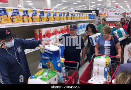 Orlando, États-Unis. 19 mars 2020. Les clients se précipitent pour acheter du papier toilette dans un magasin Target pendant les achats de panique. Les gens font le stock de produits alimentaires et d'hygiène personnelle en réponse à la pandémie de coronavirus (COVID-19). Crédit: SOPA Images Limited/Alay Live News Banque D'Images
