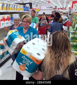 Orlando, États-Unis. 19 mars 2020. Les clients se précipitent pour acheter du papier toilette dans un magasin Target pendant les achats de panique. Les gens font le stock de produits alimentaires et d'hygiène personnelle en réponse à la pandémie de coronavirus (COVID-19). Crédit: SOPA Images Limited/Alay Live News Banque D'Images