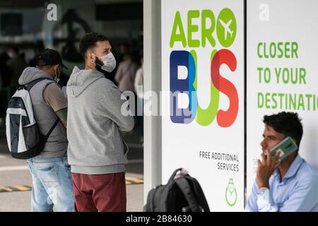 Lisbonne, Portugal. 19 mars 2020. Les passagers attendent d'entrer dans le terminal des départs de l'aéroport Humberto Delgado de Lisbonne. Avec la pandémie COVID-19 qui s'étend à travers l'Europe, le gouvernement portugais a décrété la suspension des vols en provenance de l'extérieur de l'Europe. Les vols internationaux au départ de Lisbonne vers l'extérieur de l'Europe ont également été suspendus pendant trente jours. Crédit: SOPA Images Limited/Alay Live News Banque D'Images