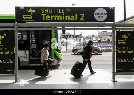 Lisbonne, Portugal. 19 mars 2020. Les passagers portant un masque facial par mesure de précaution contre la propagation de Coronavirus arrivent à HumbertoWith la pandémie COVID-19 qui se propage en Europe, le gouvernement portugais a décrété la suspension des vols en provenance de l'extérieur de l'Europe. Les vols internationaux au départ de Lisbonne vers l'extérieur de l'Europe ont également été suspendus pendant trente jours. Crédit: SOPA Images Limited/Alay Live News Banque D'Images