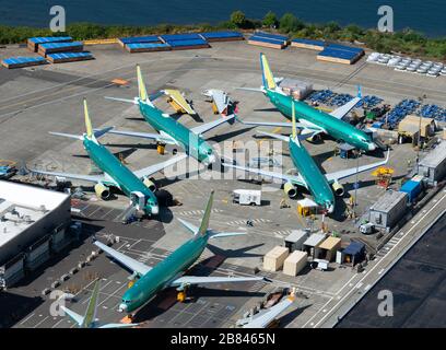 Vue aérienne de plusieurs Boeing 737 MAX et NG stationnés à l'extérieur de l'usine de l'entreprise à l'aéroport de Renton. Modèle d'aéronef mis à la terre en raison de deux accidents. Banque D'Images
