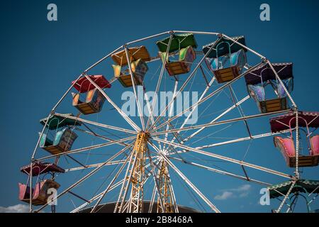 ferris roue dans la foire de rue avec fond bleu ciel au coucher du soleil dans l'état Hidalgo Banque D'Images