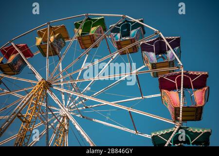 ferris roue à la foire de rue avec fond bleu ciel au coucher du soleil dans l'état de Hidalgo Banque D'Images