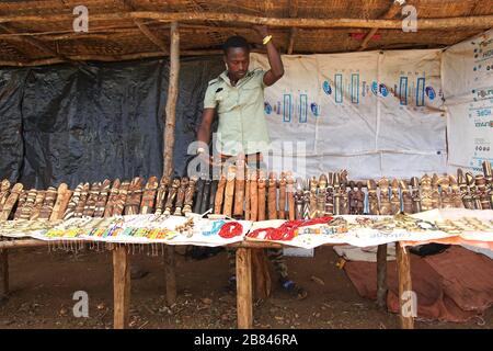 Figurines de waka en bois sculpté à vendre à l'entrée du village fortifié de Gamale Banque D'Images