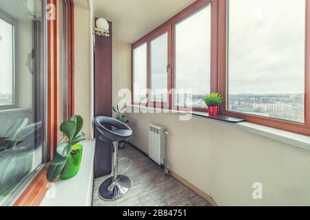 Petit balcon propre et confortable avec fenêtres dans le petit appartement de ville avec des plantes Banque D'Images