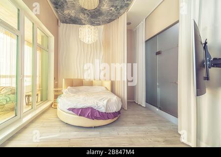 Saint-Pétersbourg, Russie - 14 février 2020: Luxe et élégant chambre principale exclusive intérieur le matin Banque D'Images