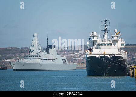 La Royal Navy Type 45 destroyer HMS Daunless (D 33) sort de Portsmouth, Royaume-Uni pour la première fois depuis plus de quatre ans le 16 mars 2020. Banque D'Images