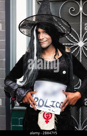 Homme en costume de sorcière avec panneau concernant la police sur Ashbury Street, Haight-Ashbury district, San Francisco, Californie, États-Unis Banque D'Images