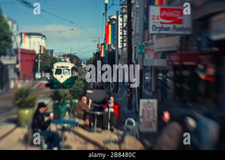 Les années 1950 ? Un après-midi de style rétro dans le quartier de Castro dans un café extérieur et un tramway vintage, San Francisco, Californie, États-Unis, couleur Banque D'Images