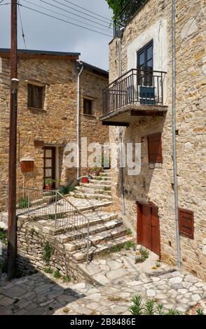 Vue sur la rue pavée traditionnelle de l'échelle blanche du village de Pano Lefkara, entièrement composée de marches en pierre. Quartier de Larnaca. Chypre Banque D'Images