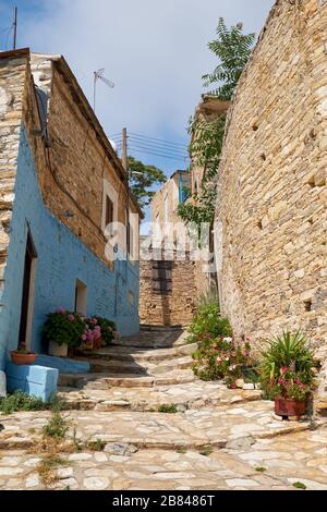 Vue sur la rue pavée traditionnelle de l'échelle blanche du village de Pano Lefkara, entièrement composée de marches en pierre. Quartier de Larnaca. Chypre Banque D'Images