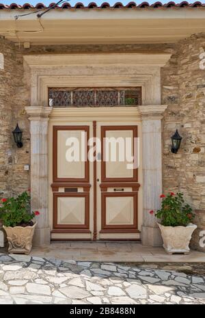 L'élégante porte en bois de la maison en pierre traditionnelle du village de Pano Lefkara. Quartier de Larnaca. Chypre. Banque D'Images