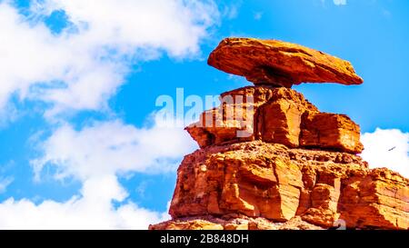 Gros plan sur la roche en forme de sombrero qui dépasse le bord nord-est de la ville nommée Mexican Hat, Utah, États-Unis Banque D'Images