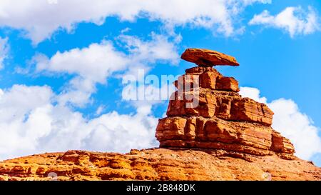 La roche en forme de sombrero surculture sur le bord nord-est de la ville nommée Mexican Hat, Utah, États-Unis Banque D'Images